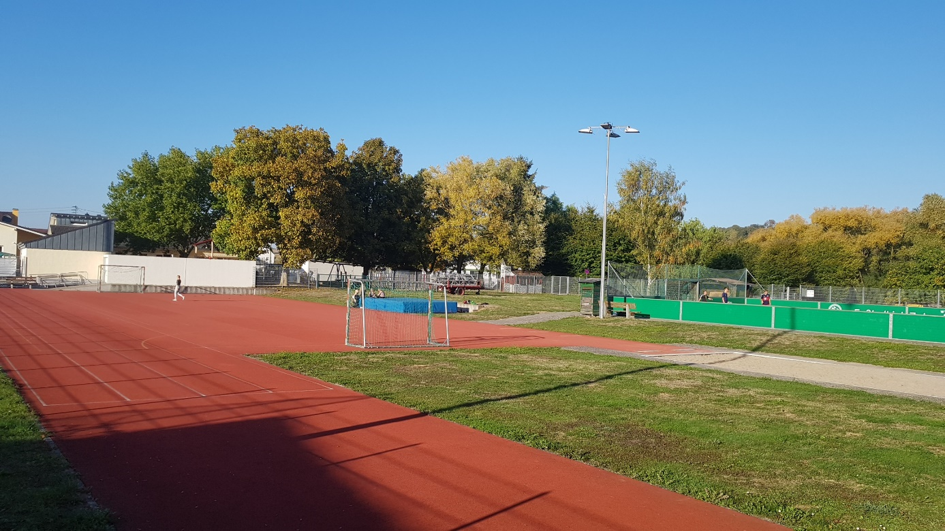 Bild vom Kleinspielfeld mit Tartanbahn